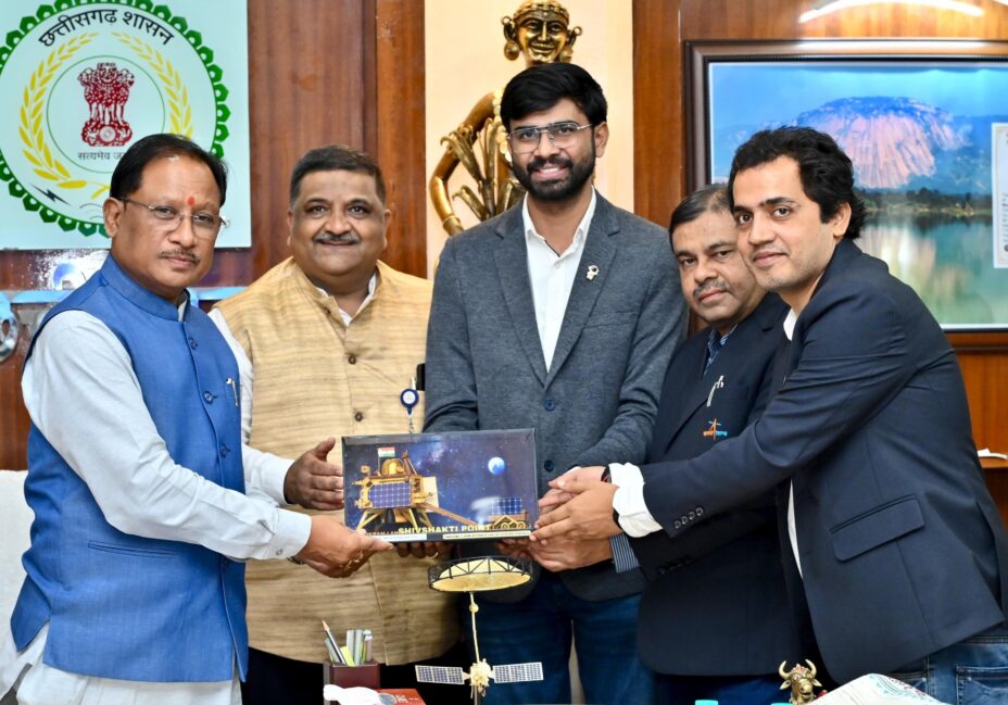 मुख्यमंत्री साय से इसरो के वैज्ञानिकों ने की सौजन्य भेंट