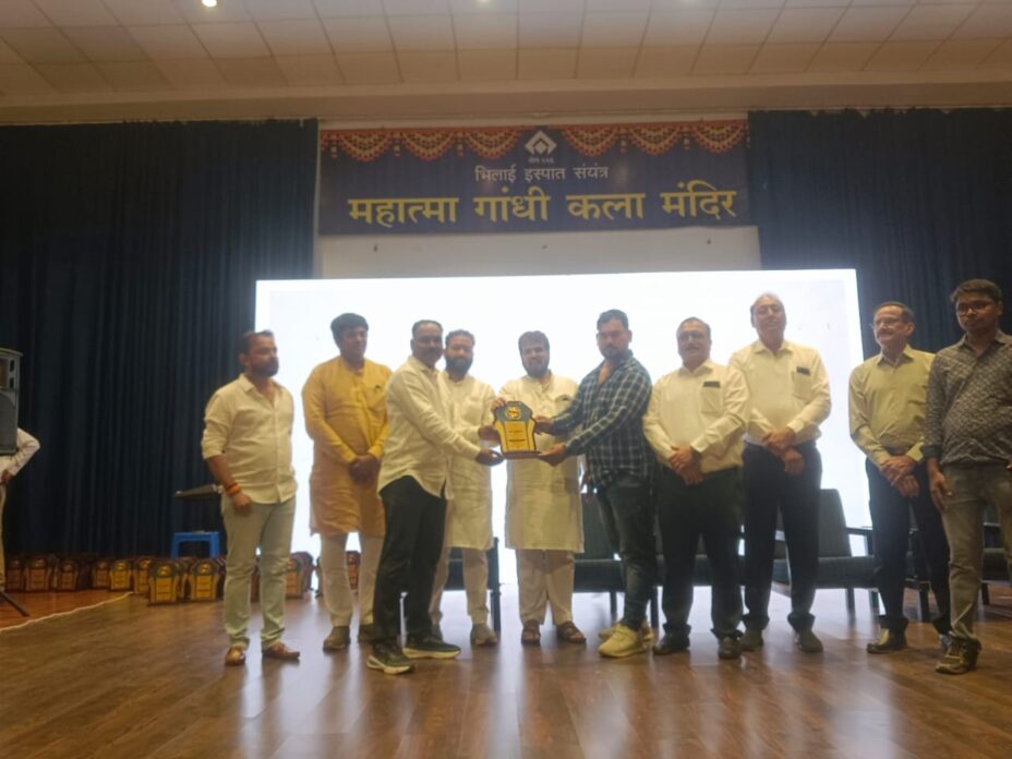 जरूरतमंदों के लिए फरिश्ता बने यूनुस अजनबी , रक्त अलंकरण सम्मान से नवाजे गए