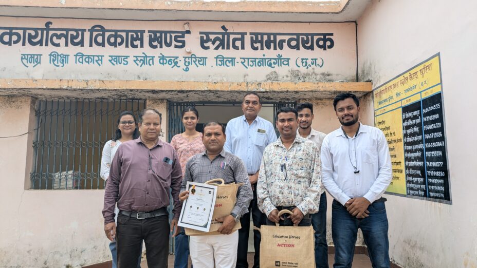 विनोबा कार्यक्रम के अंतर्गत छुरिया विकासखंड में दो स्टार टीचर्स का सम्मान