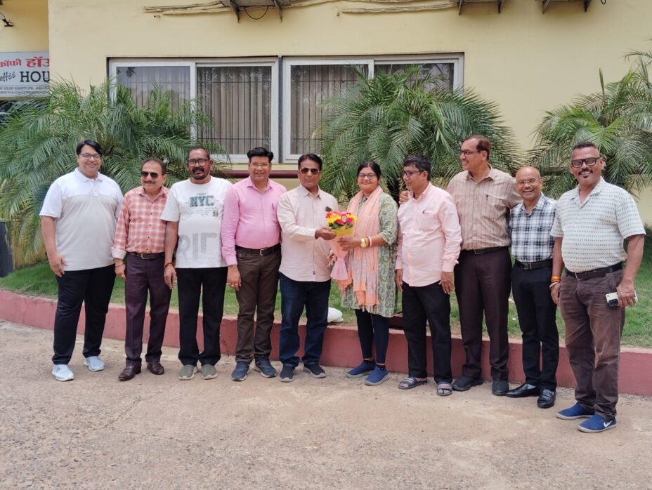 रायपुर । राजधानी पत्रकार गृह निर्माण सहकारी समिति के संचालक मंडल ने आज निवेदिता साहू को सर्वसम्मति से समिति का उपाध्यक्ष निर्वाचित किया । संचालक मंडल की बैठक में कई महत्वपूर्ण निर्णय लिए गए ।