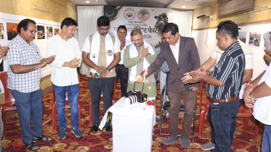 कैमरे के आकार के केक से मनाया विश्व फोटोग्राफी दिवस, तस्वीरों की ताकत को सांसद संतोष पांडे ने सराहा