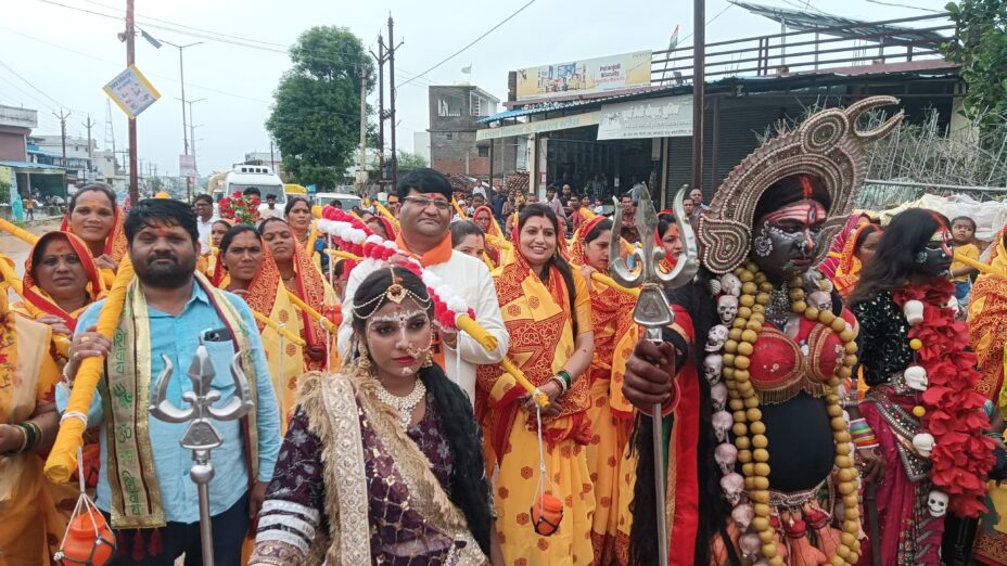 छूरिया में शिवभक्त तरुण सिन्हा ने निकाली भव्य कांवड़ यात्रा:अपने निज निवास से डीजे और झांकियां रहीं आकर्षण का केंद्र,पुराना तालाब शिव मंदिर में हुआ जलाभिषेक