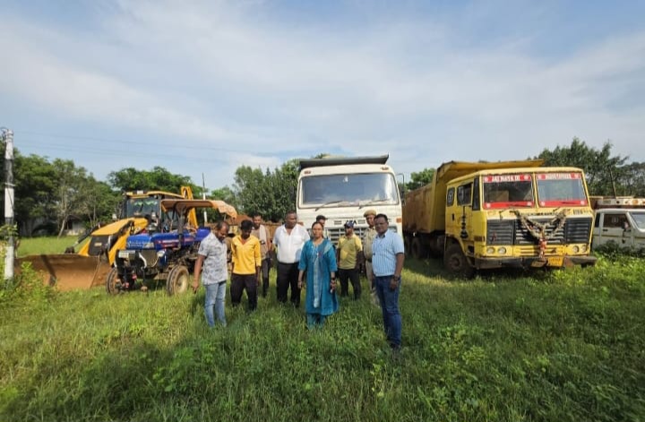 ग्राम मोहगांव और ग्राम एटमेटा में अवैध मुरूम उत्खनन पर तहसीलदार आकांक्षा साहू की कार्रवाई