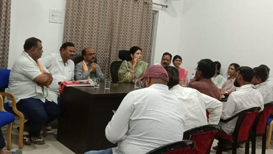डोंगरगढ़ ब्लॉक प्रभारी राजकुमार सिन्हा ने ली बैठक: 8 तारीख को राजनांदगांव कलेक्ट्रेट मार्च?डोंगरगढ़ कांग्रेस की बड़ी तैयारी, विधायक भी रहीं शामिल?